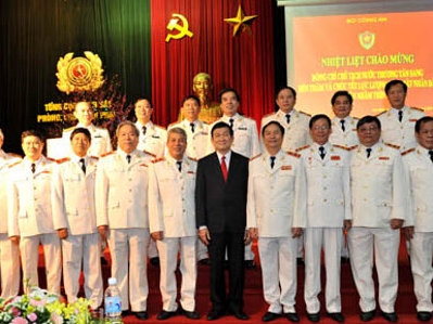 Le Président formule ses voeux du Nouvel An lunaire à la police de Hanoi